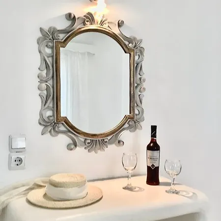 Maina Kamari (Santorini)