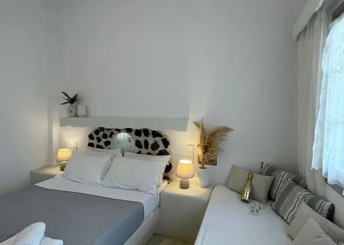 Maina Aparthotel Kamári