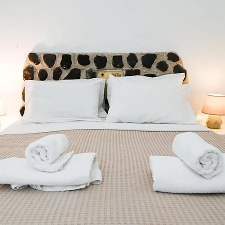 Maina Hotel apartamentowy Kamári